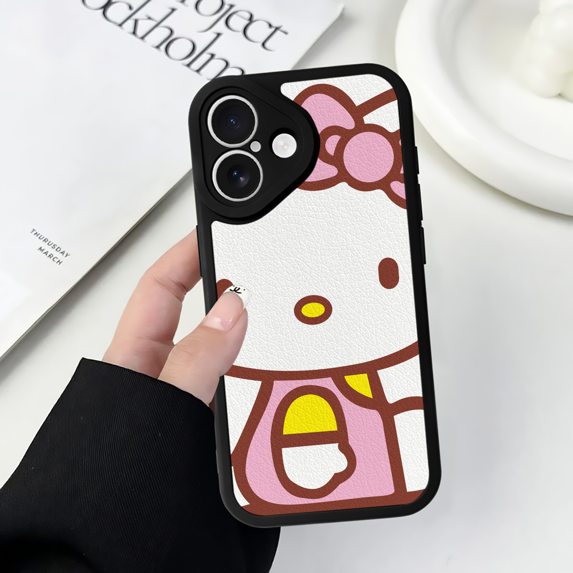 （画像用） Hello Kitty ハローキティ 【iPhone 16シリーズ対応】シリコンスマホケース（レザー調） 材質：シリコン